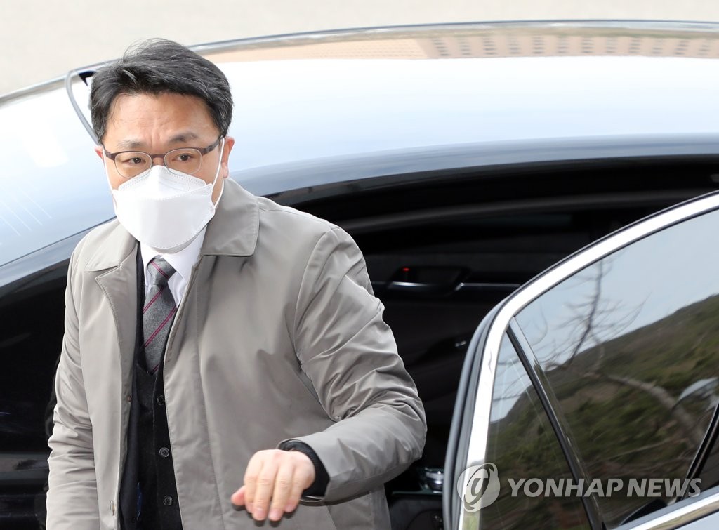 출근하는 공수처장
