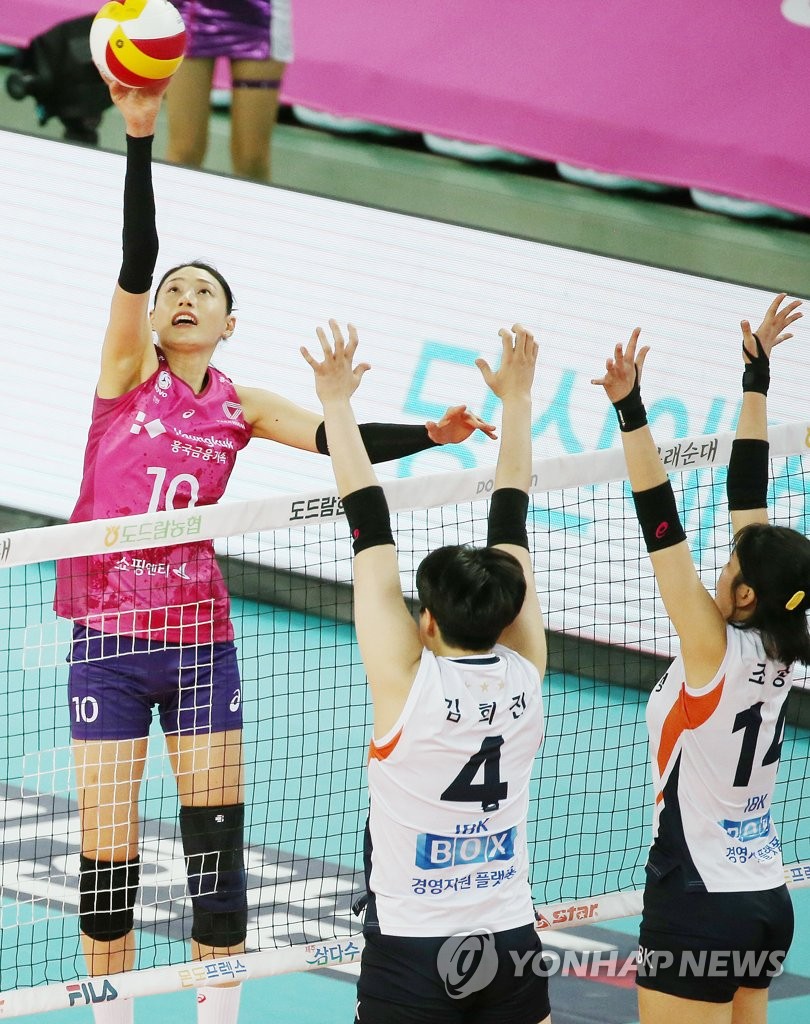 공격하는 김연경