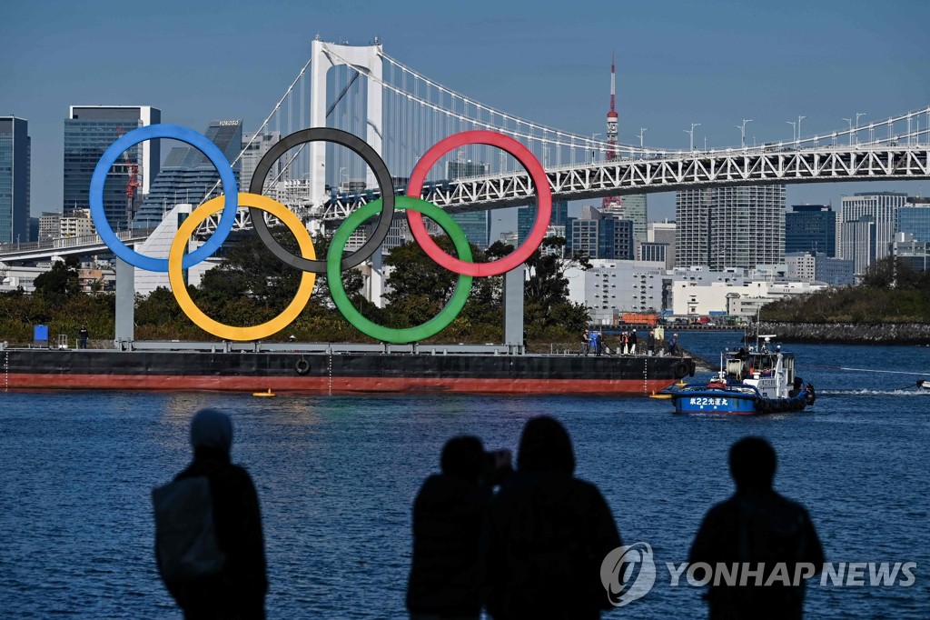 도쿄만 해상에 설치된 도쿄 올림픽·패럴림픽을 상징하는 조형물 [AFP=연합뉴스 자료사진]
