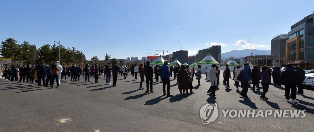 코로나19 선별검사소 찾은 시민들
