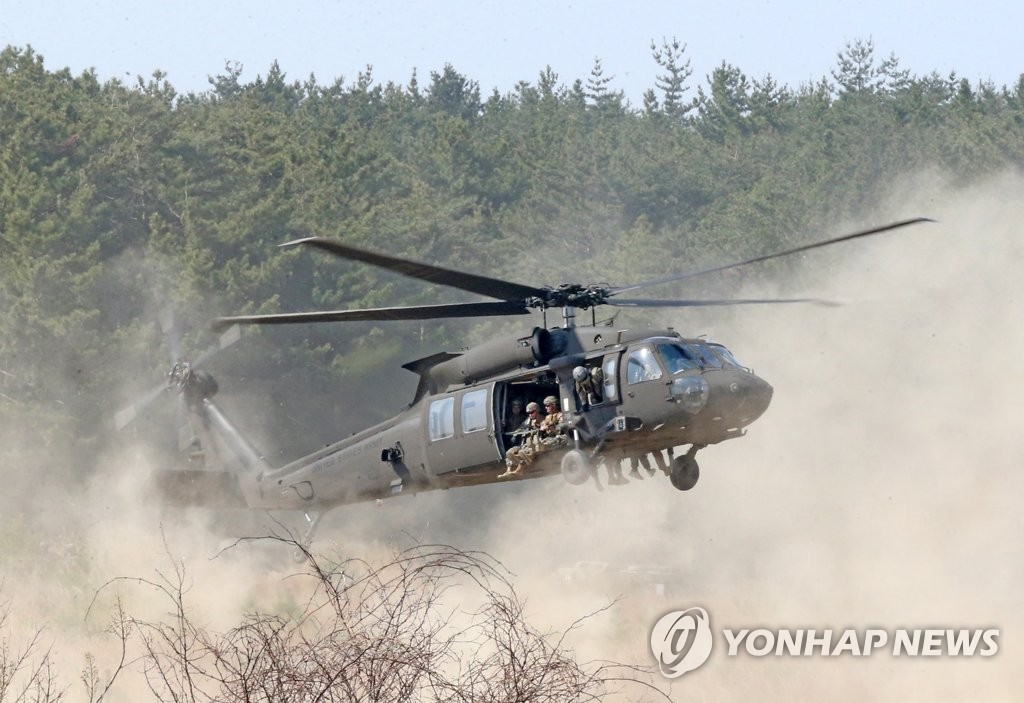 흙먼지 속 착륙하는 헬기