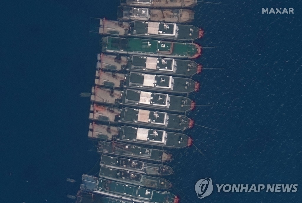남중국해에 떼지어 정박 중인 중국 선박들