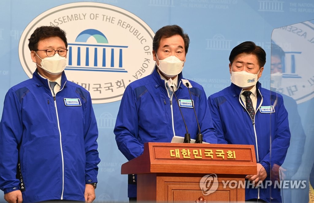 Rep. Lee Nak-yon (C), former head of the ruling Democratic Party who is currently co-chairing the party's election committee for the upcoming April 7 by-elections, holds a press conference at the National Assembly in Seoul on March 31, 2021. (Yonhap)