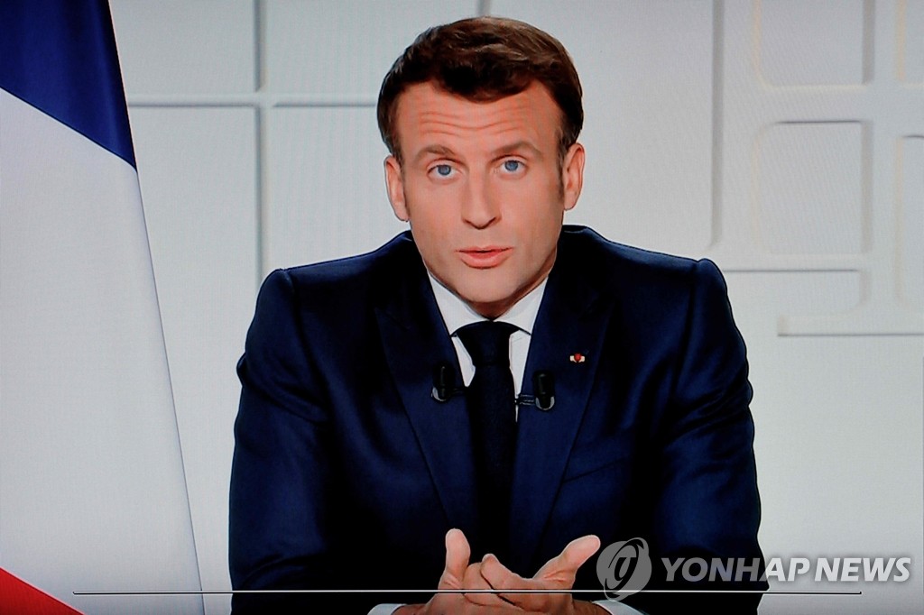"봉쇄조치 프랑스 전역 확대…3주간 휴교령" 발표하는 마크롱