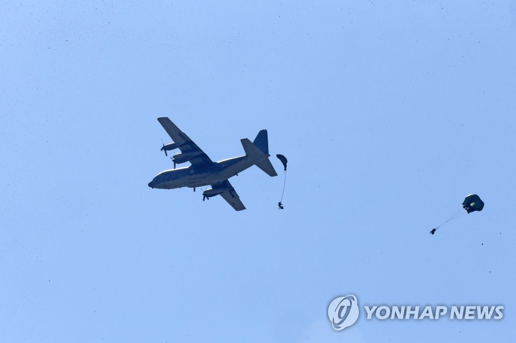 낙하산 타고 침투 훈련하는 해병대원