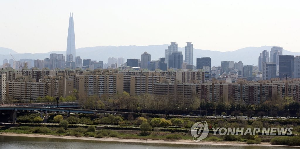서울 용산구 유엔빌리지 인근에서 바라본 압구정동 현대아파트 일대의 모습