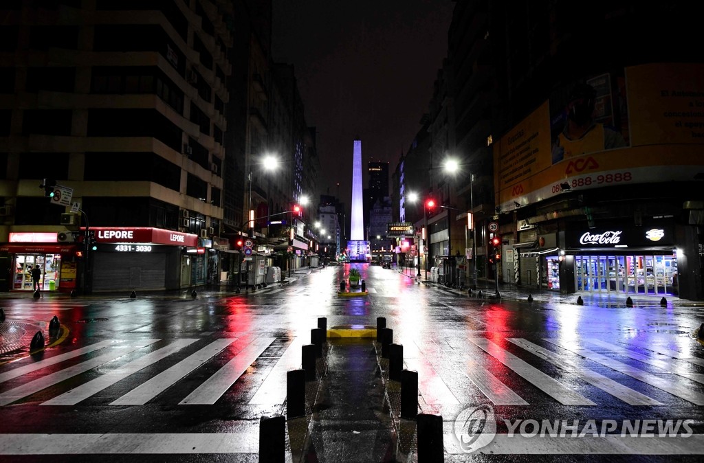 '코로나19 야간 통금'으로 한산한 아르헨티나 수도 거리
