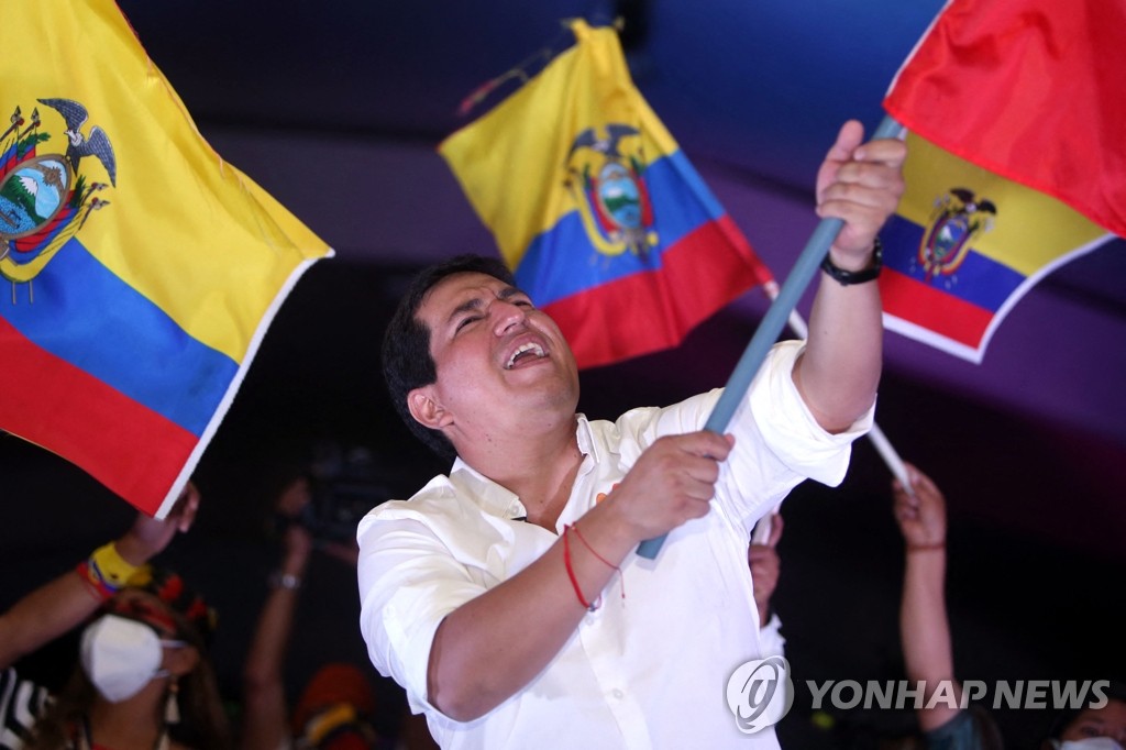 국기 흔들며 대선유세 끝내는 에콰도르 좌파 후보 아라우스