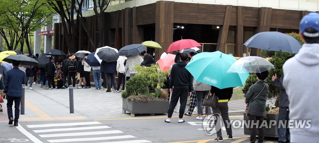 코로나19 확산세 지속…빗속 검사 기다리는 시민들