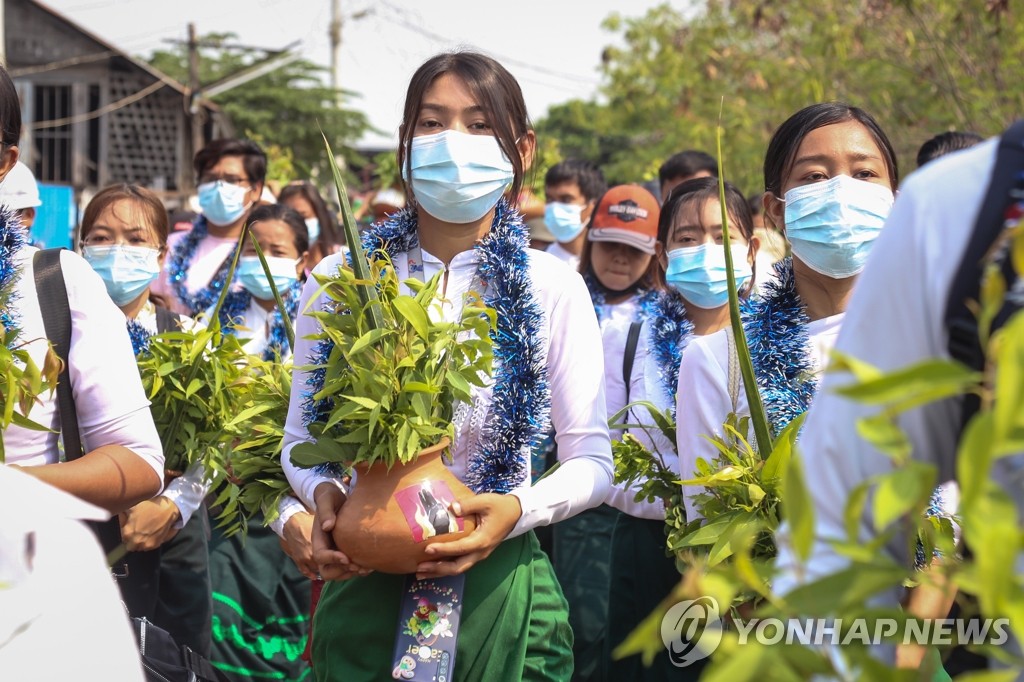 ′세손가락 그려진 화분′…새해축제 띤잔 맞은 미얀마 시위 행진
