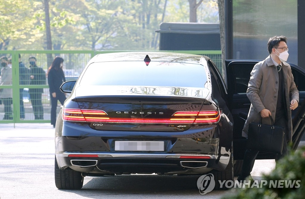 취재진 뒤로하고 출근