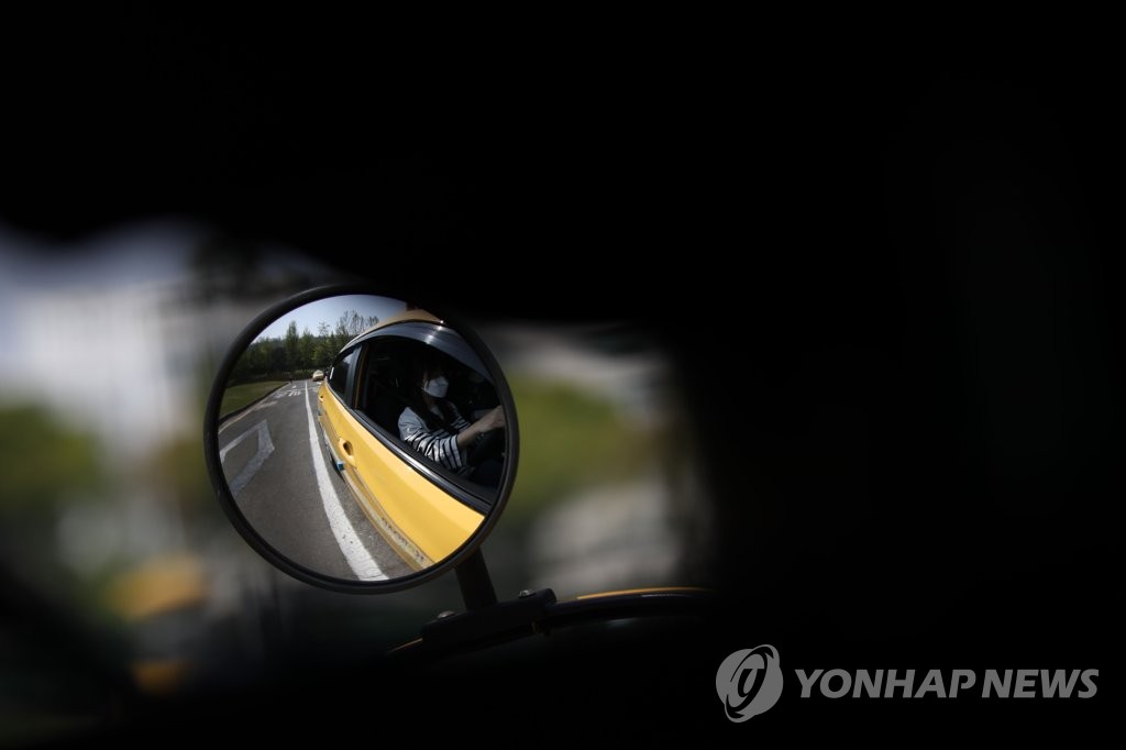 운전 체험하는 시각장애 참가자