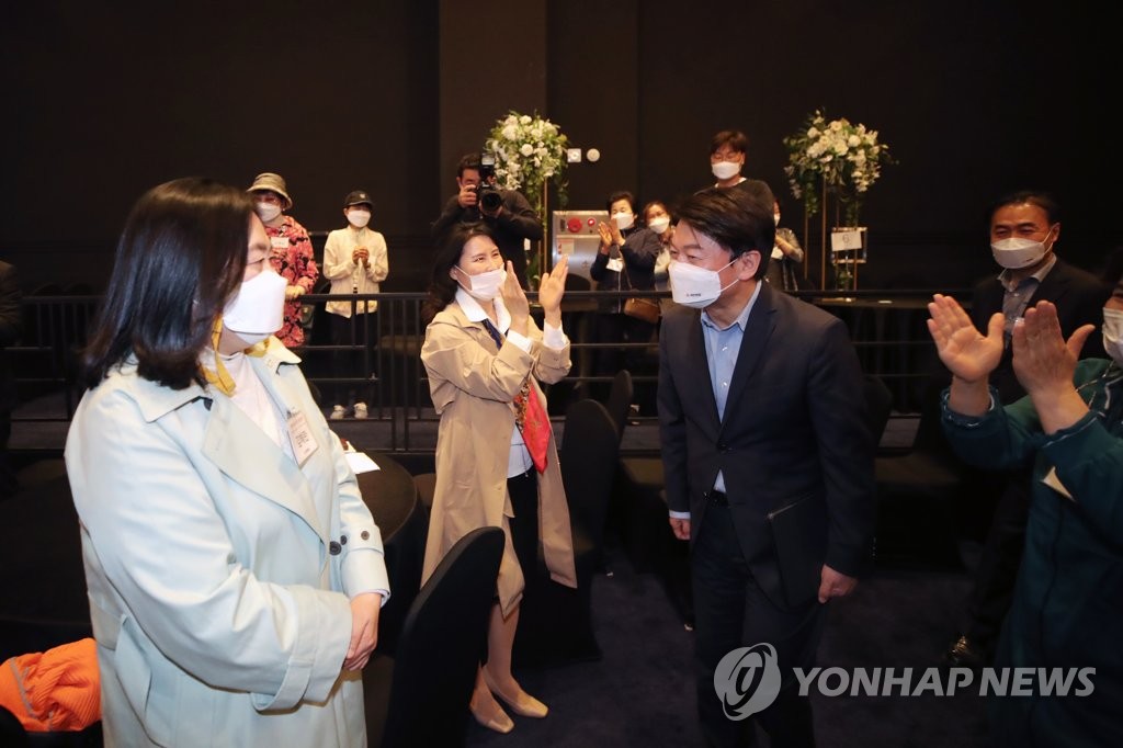 당원 간담회장 입장하는 안철수 대표