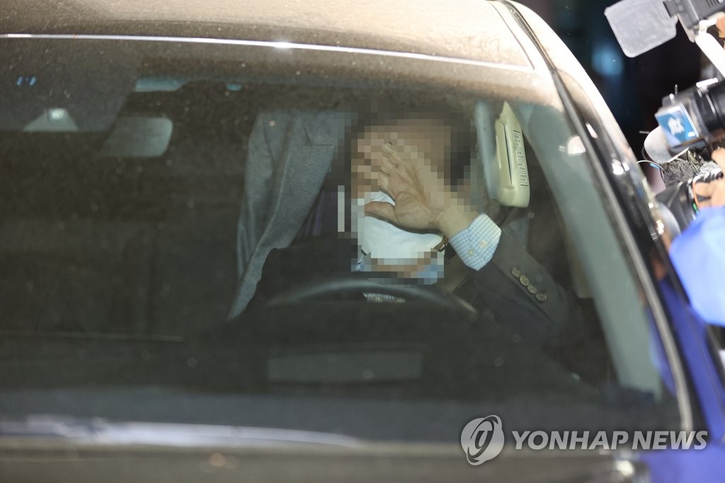 A former chief of the National Agency for Administrative City Construction leaves a police building in Seoul on April 23, 2021, after undergoing questioning over allegations of land speculation. (Yonhap)