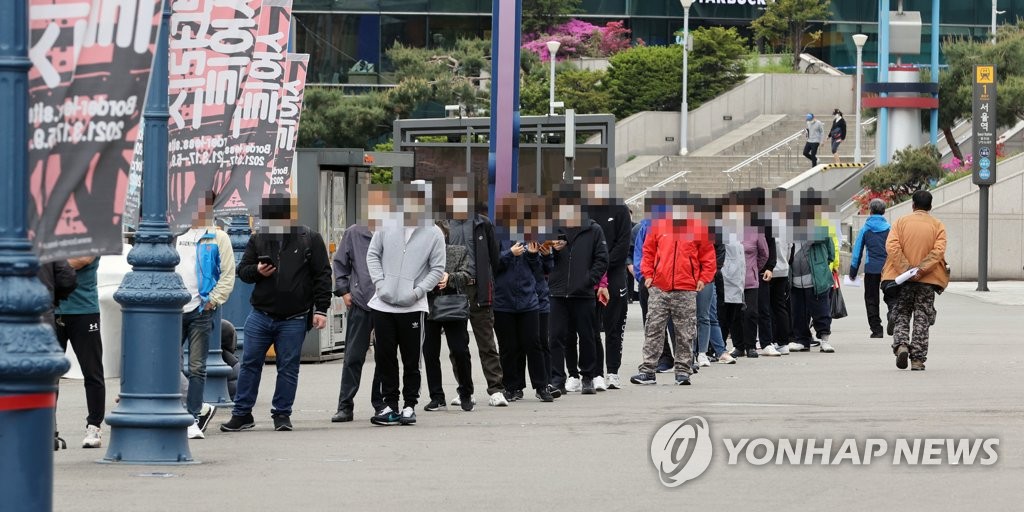 길게 이어진 코로나19 검사 행렬