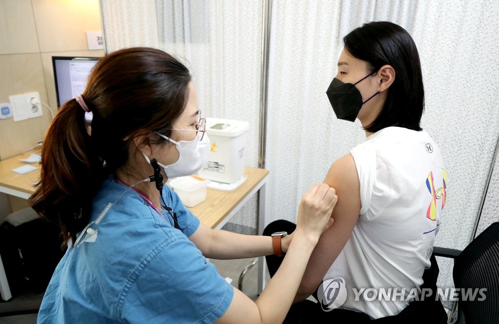 South Korean volleyball player Kim Yeon-koung, who will compete in the Tokyo Olympics, receives a Pfizer vaccine at the National Medical Center in central Seoul on April 29, 2021, in this photo provided by the Korean Sport & Olympic Committee. (PHOTO NOT FOR SALE) (Yonhap)