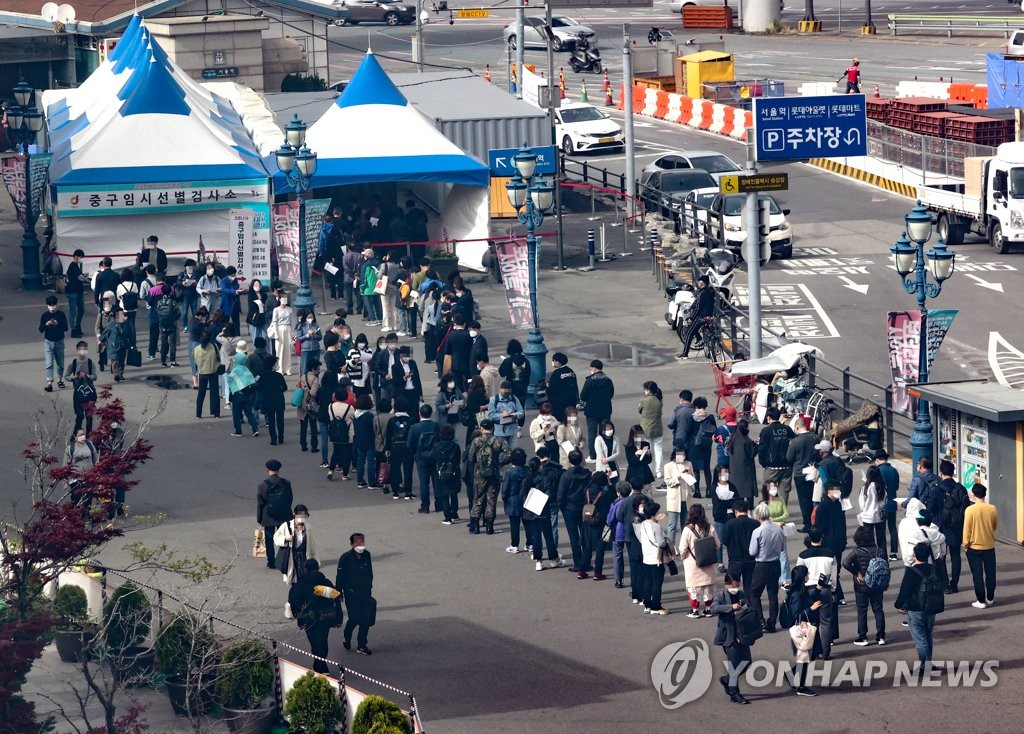 People line up to receive coronavirus tests at a makeshift center in front of Seoul Station amid concerns over a potential upsurge in variant cases on May 7, 2021. (Yonhap)