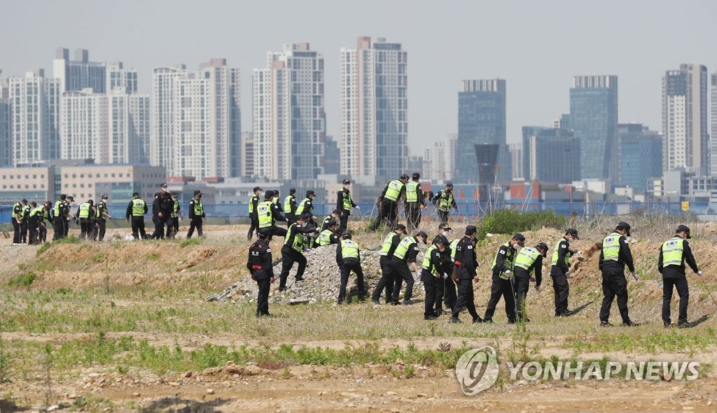 인천 노래주점 실종자 시신 찾는 경찰