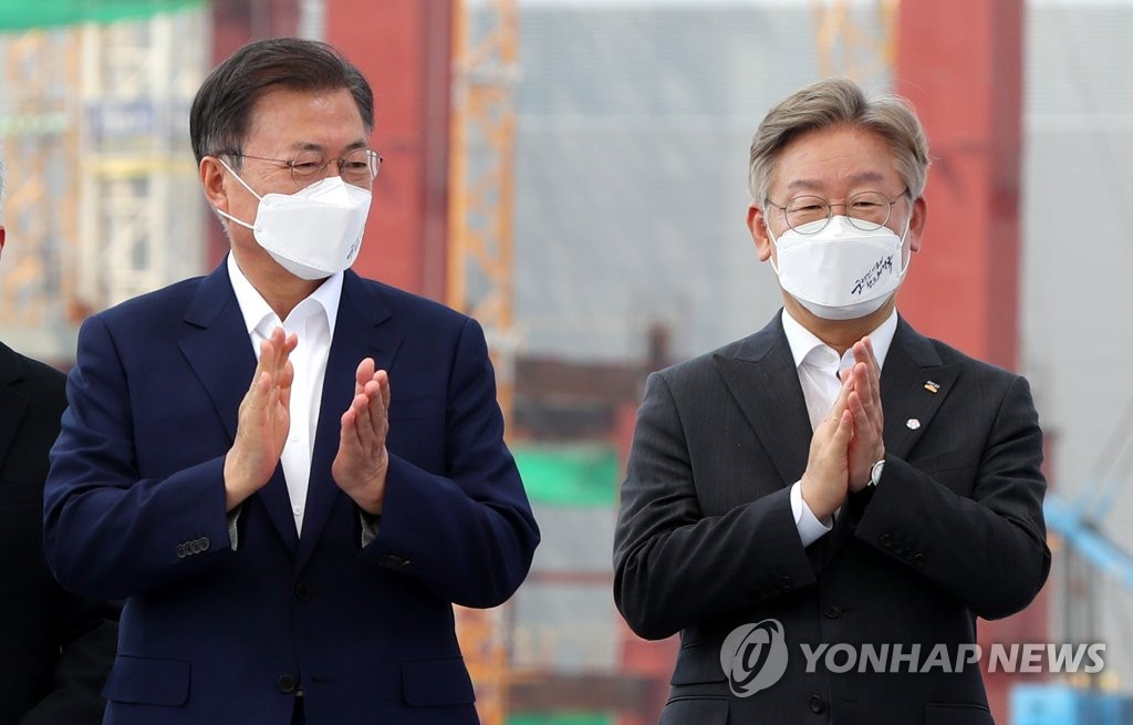 박수치는 문재인 대통령과 이재명 경기지사