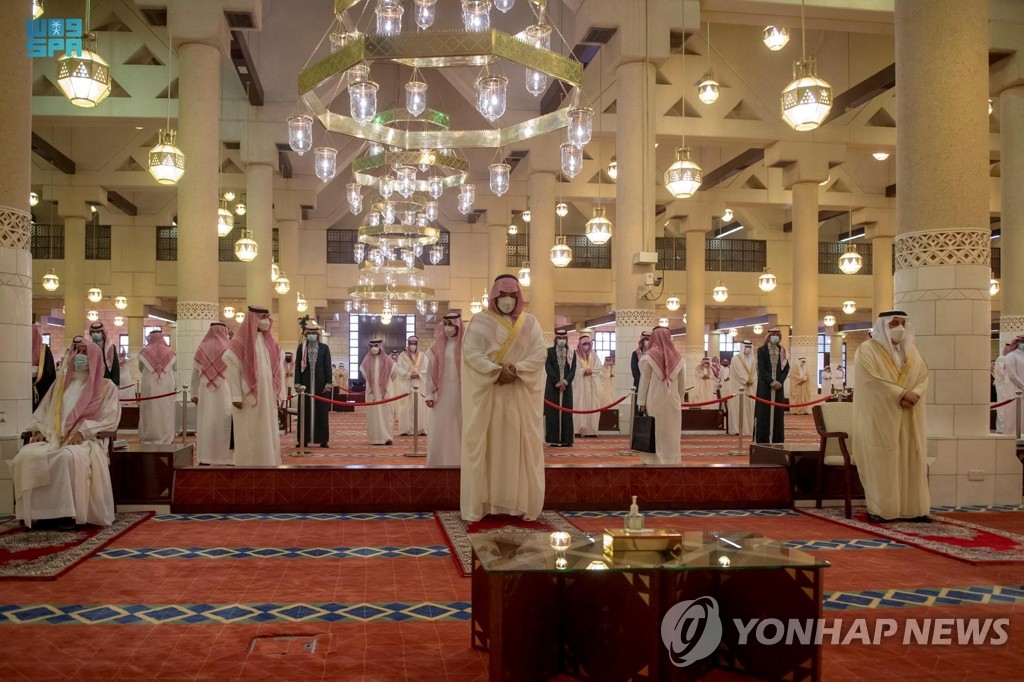 라마단 종료 예배 참석하는 '사우디 권력 실세' 왕세자