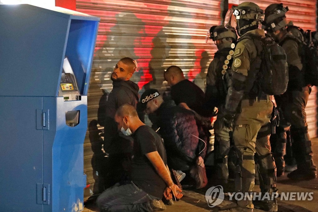 유대인·아랍인 충돌 속 아랍계 이스라엘인 체포하는 경찰