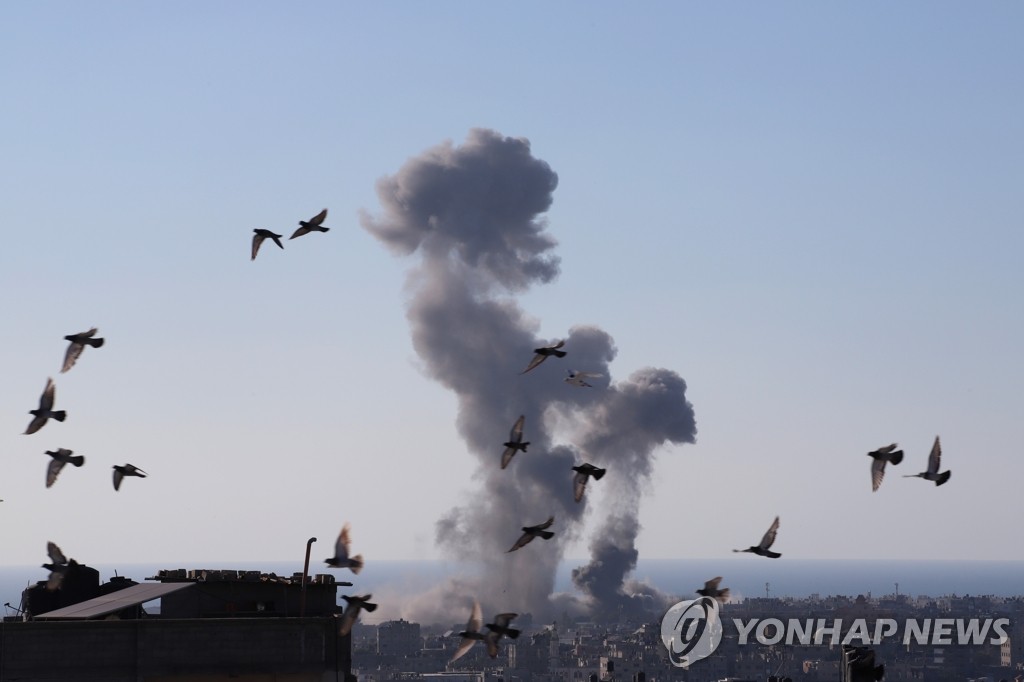 팔레스타인 가자지구 폭발 연기 배경으로 날아오르는 비둘기