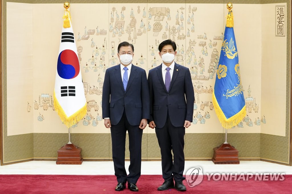 사진 촬영하는 문재인 대통령과 노형욱 장관