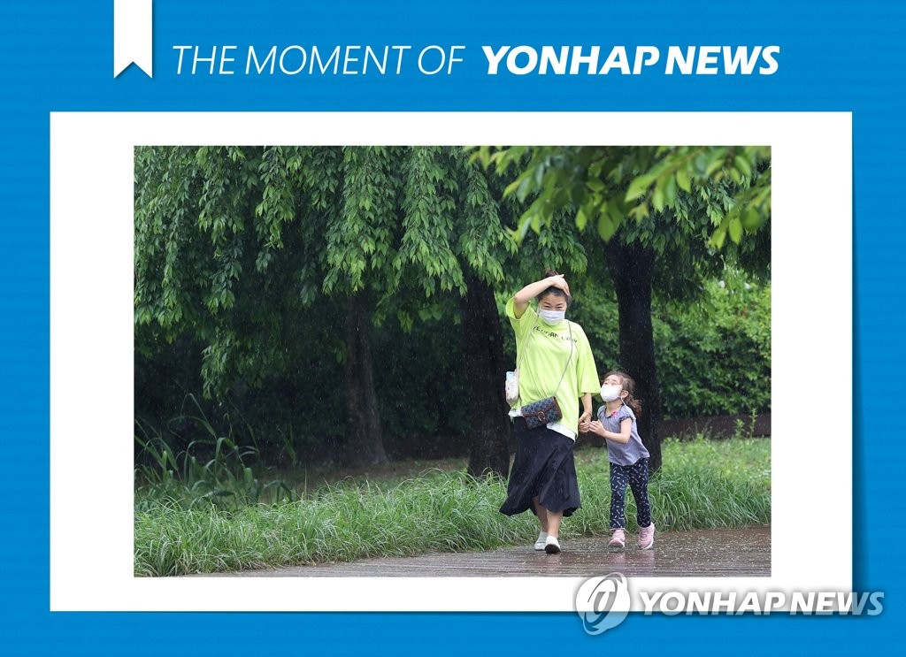 [모멘트] '비가 와도 즐거운 엄마와의 우중 산책'