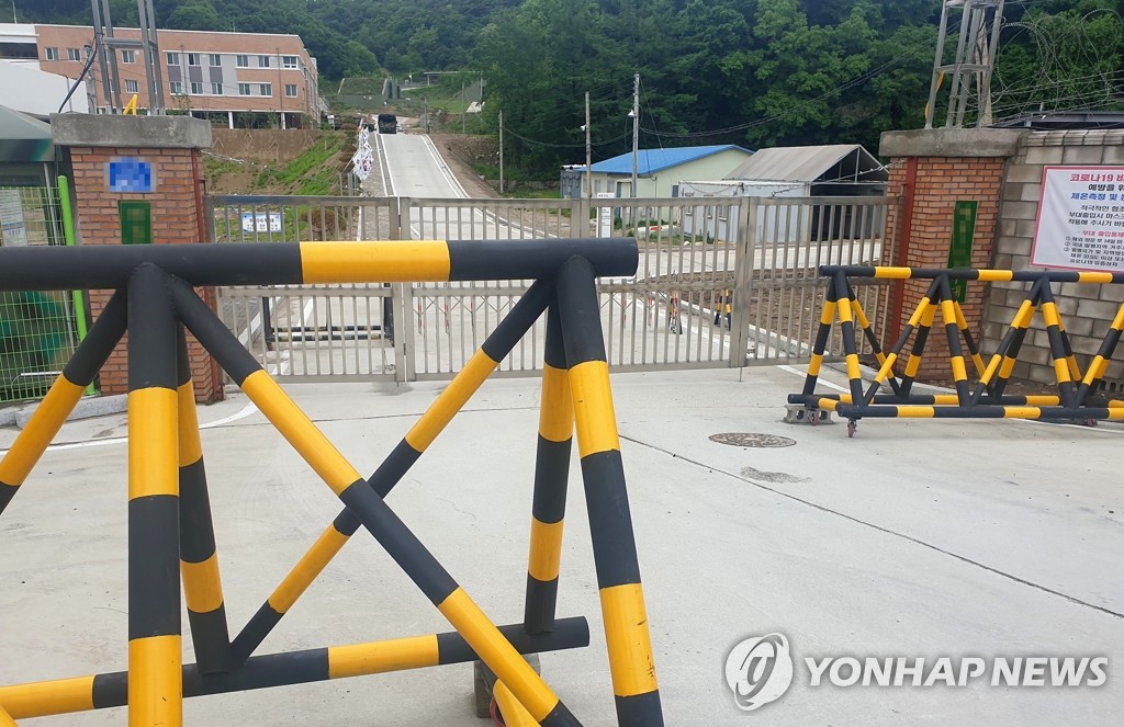 다수 확진자 발생으로 굳게 닫힌 군부대