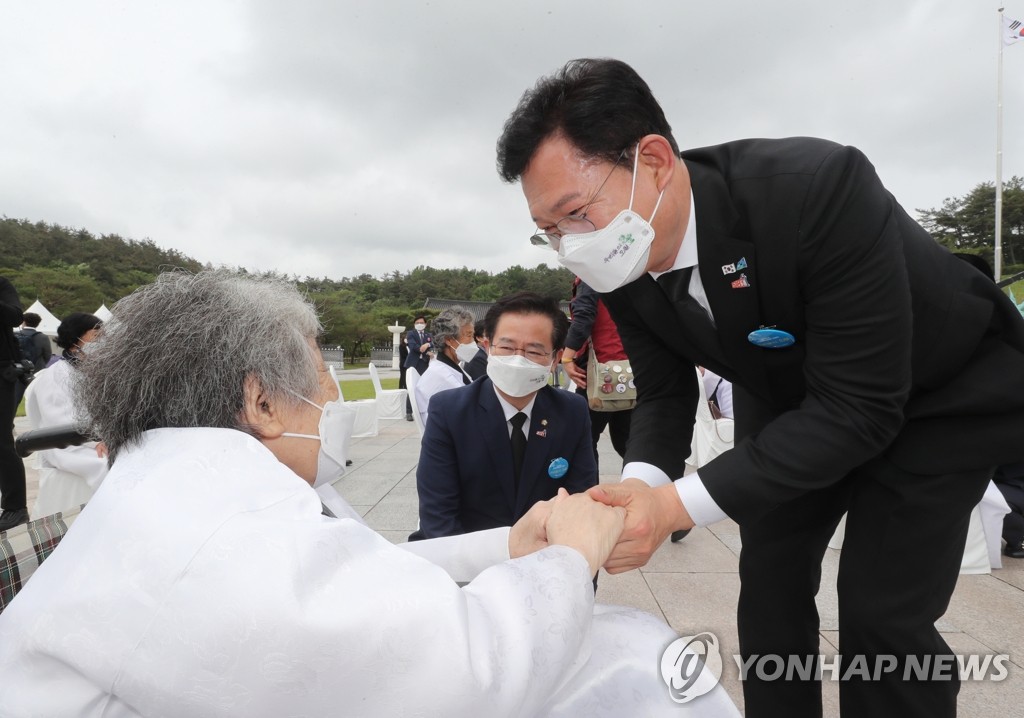 유가족과 인사하는 송영길 대표