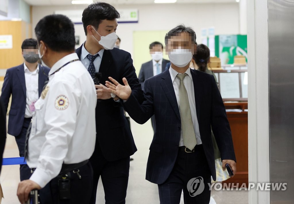 '버닝썬 경찰총장' 윤규근 2심서 벌금형