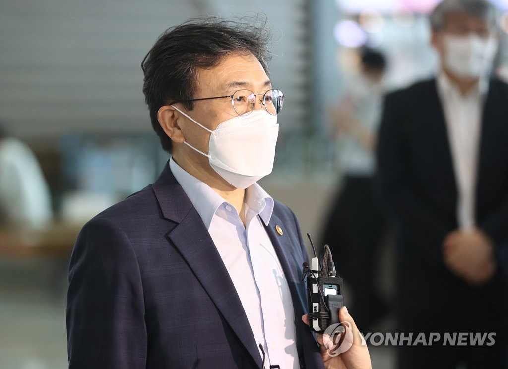권덕철 장관, 코로나19 백신 관련 미국행
