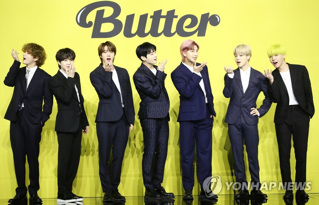 La foto de archivo, tomada el 21 de mayo de 2021, muestra a BTS antes de una conferencia de prensa en Seúl para conmemorar el lanzamiento de su canción "Butter". 