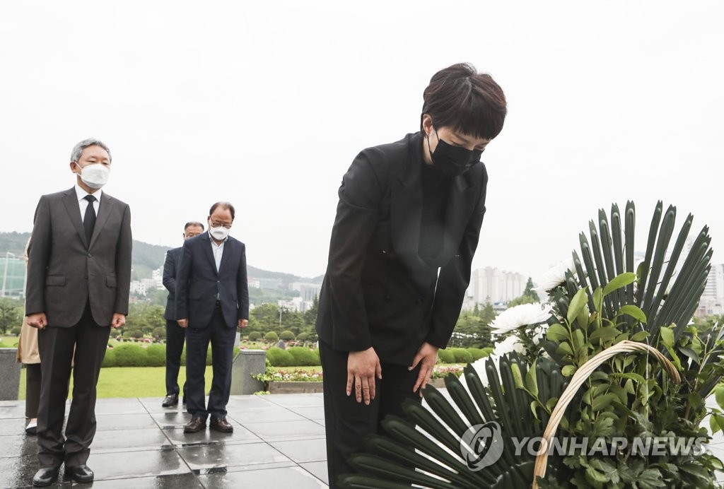 김은혜, UN 기념공원 참배