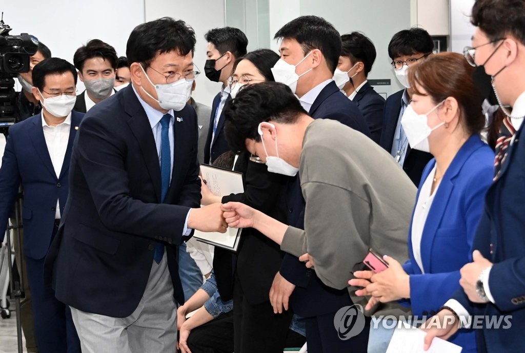 서울·부산 청년과의 간담회 참석자들과 인사하는 송영길 대표