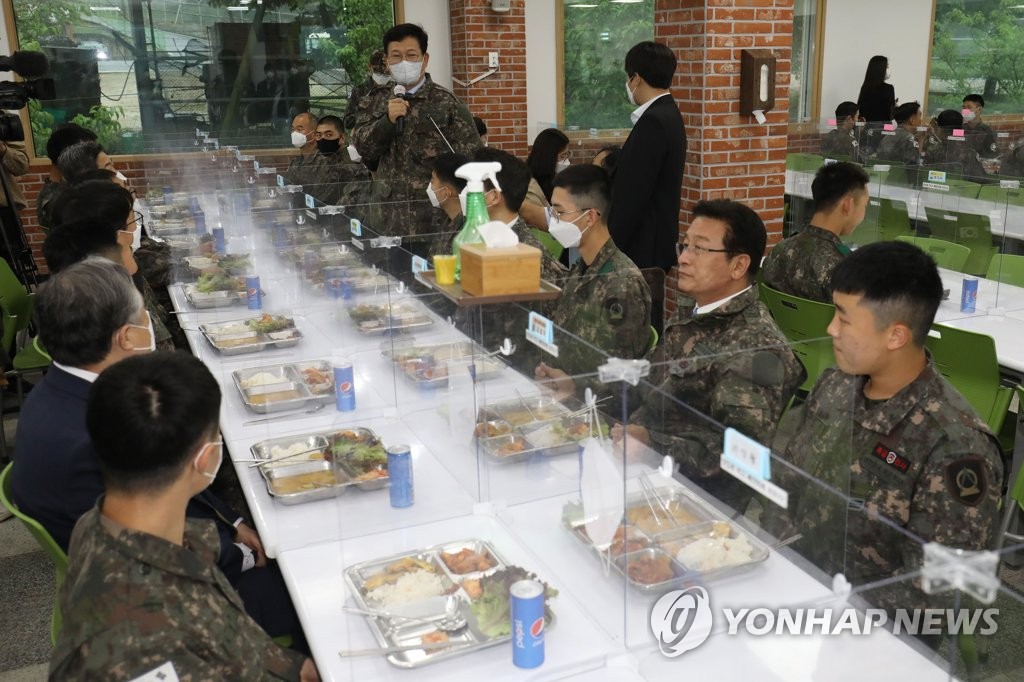 Song Young-gil, head of the ruling Democratic Party, speaks during a visit to the 202nd Brigade of the 72nd Infantry Division in Yangju, some 50 kilometers north of Seoul, on May 27, 2021, to inspect military living conditions. (Pool photo) (Yonhap)