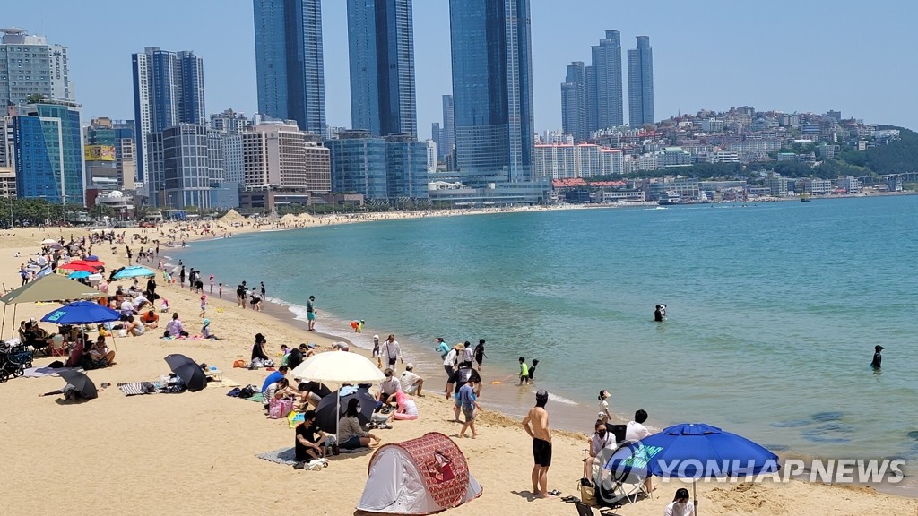 개장 앞둔 해운대 해수욕장 북적