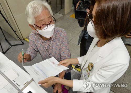 백신접종자, 요양병원 대면 면회 가능