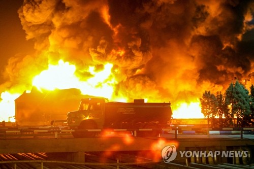 시커먼 연기와 불길 치솟는 이란 국영 정유시설