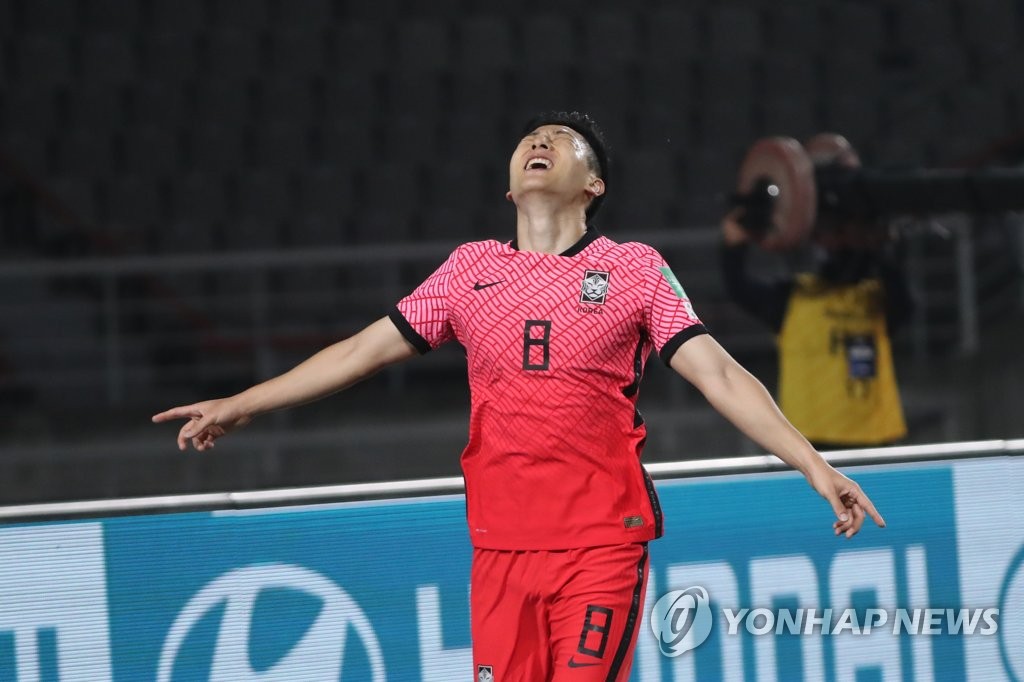 Nam Tae-hee manifeste sa joie après avoir marqué le deuxième but contre le Turkménistan lors d'un match du groupe H du deuxième tour des qualifications Asie pour la Coupe du monde 2022 au stade de Goyang, dans la province du Gyeonggi, le 5 juin 2021.