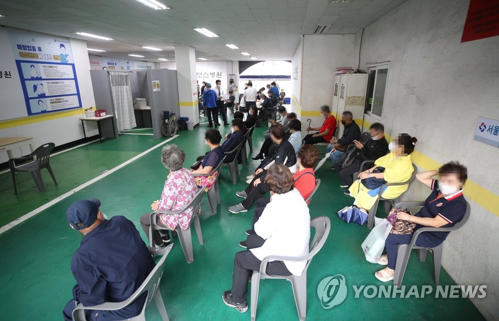 백신 접종 대기하는 시민들