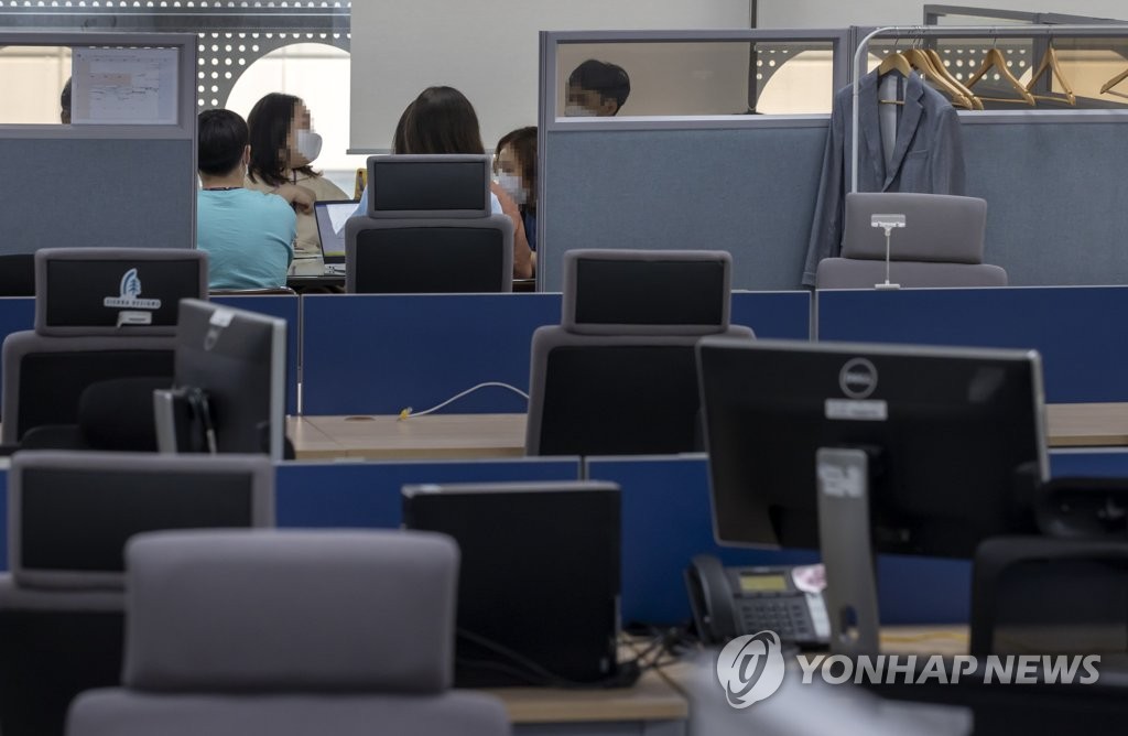 정부가 '트래블 버블(Travel Bubble·여행안전권역)'을 본격 추진하기로 한 2021년 6월 9일 오후 서울의 한 여행사에서 직원들이 회의를 하고 있다. [연합뉴스 자료사진]