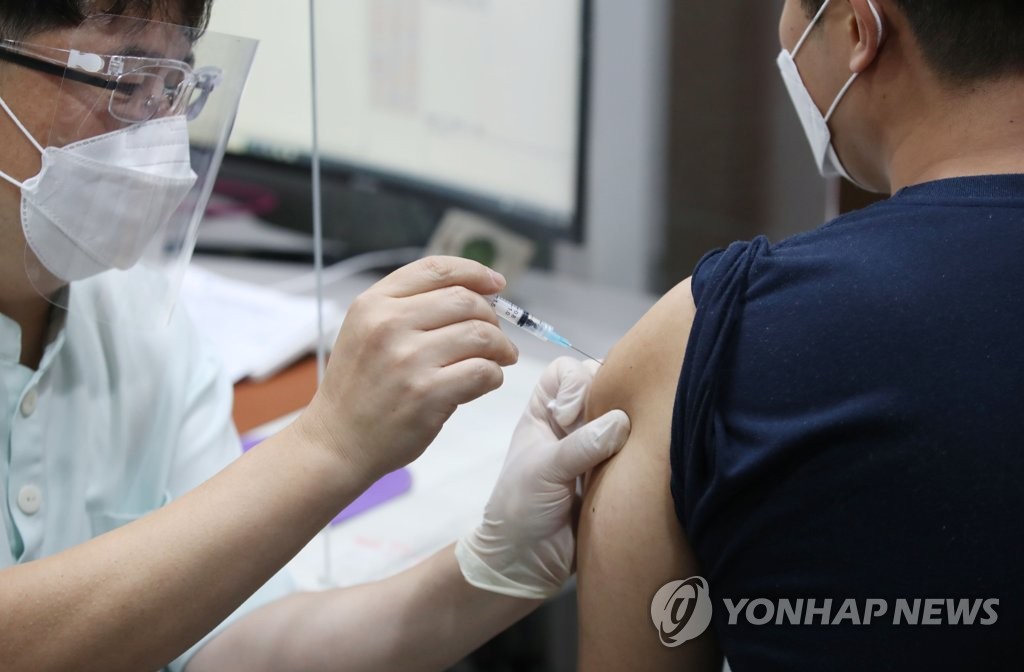 A health worker gives a COVID-19 vaccine shot to a citizen at a hospital in Seoul on June 10, 2021. (Yonhap)