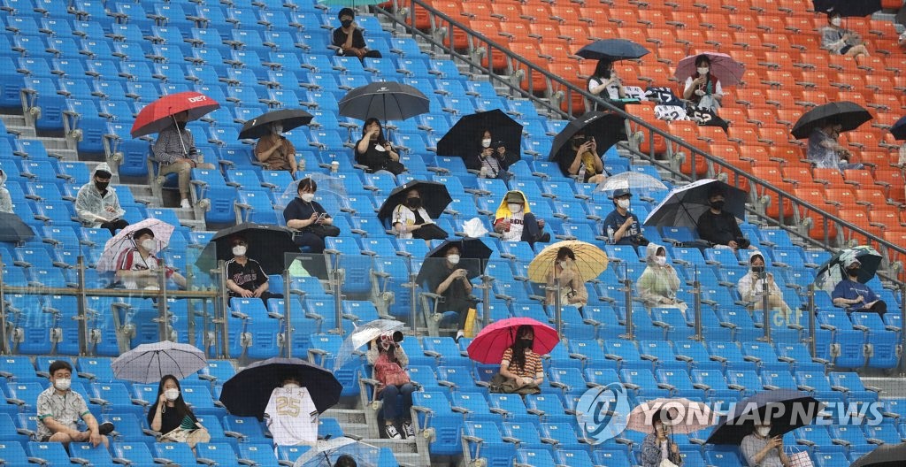 Fans attend a Korea Baseball Organization regular season game between the home team LG Twins and the NC Dinos at Jamsil Baseball Stadium in Seoul on June 10, 2021. (Yonhap)