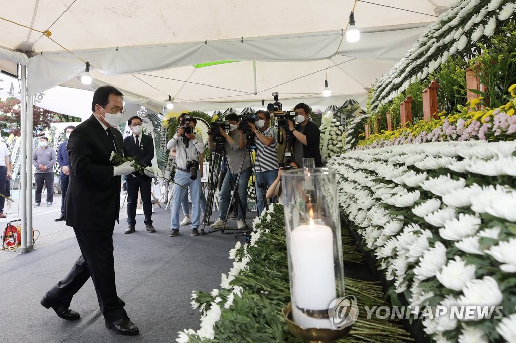 Mourning of victims of building collapse Mourning of victims of building collapse