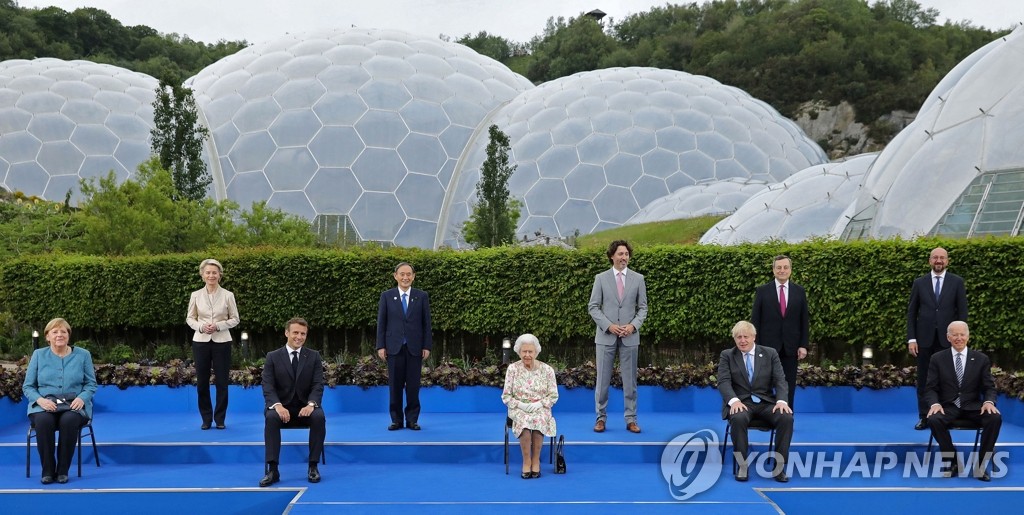 G7 정상들과 기념사진 촬영하는 영국 여왕