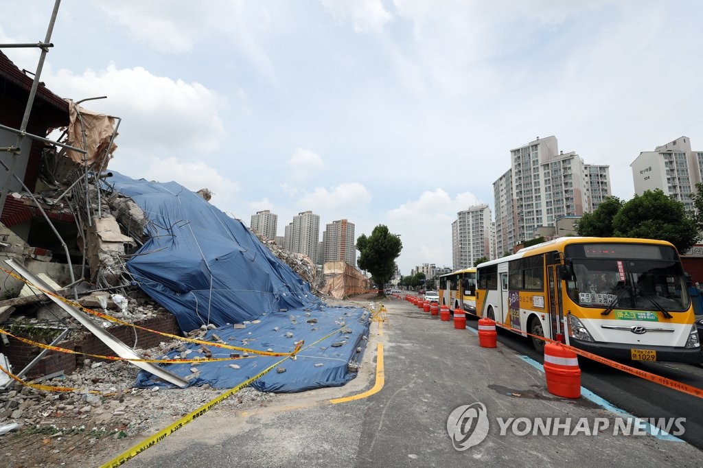참사 나흘째 맞은 철거건물 붕괴 현장