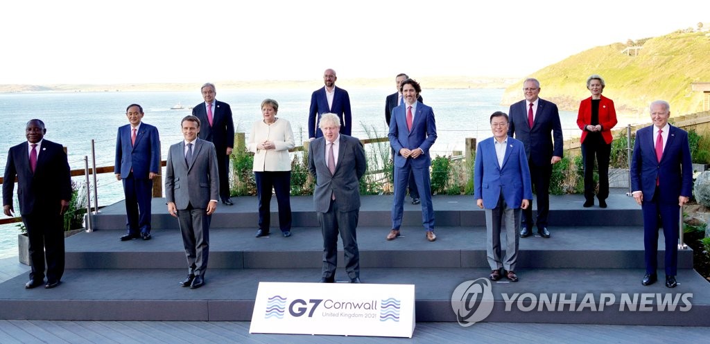 South Korean President Moon Jae-in (2nd from R, front) poses for a commemorative photo, along with the other participants of the G-7 summit, in Cornwall, Britain, on June 12, 2021. (Yonhap)