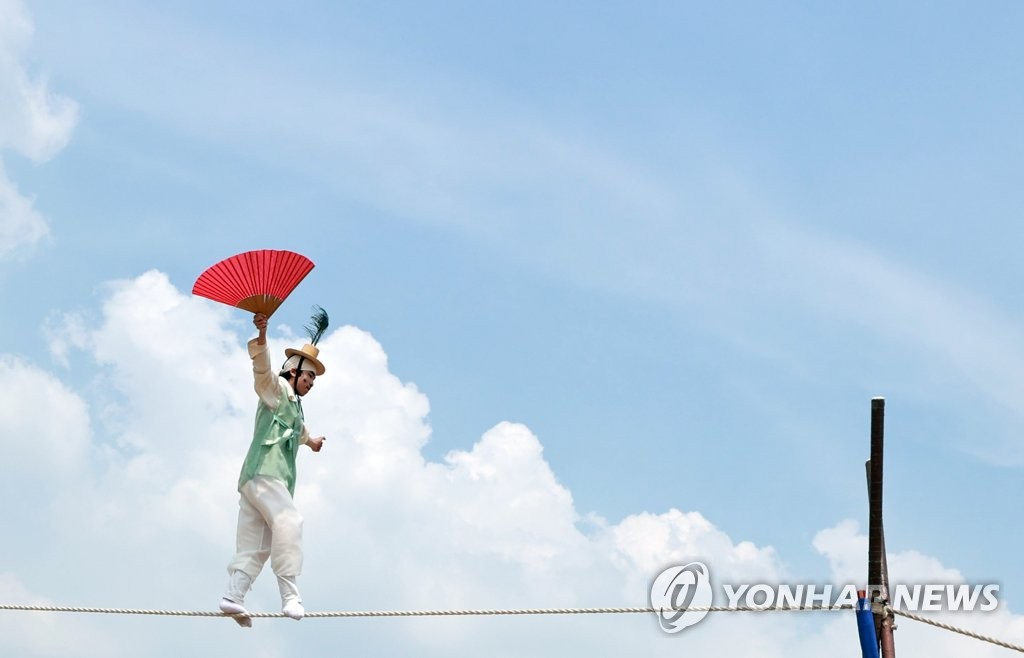 구름을 배경 삼아