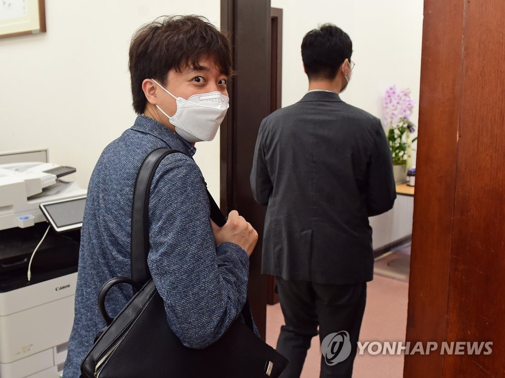 당 대변인 공개오디션 회의 참석하는 이준석